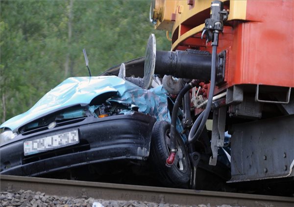 Vonattal ütközött egy személyautó, a sofőr meghalt