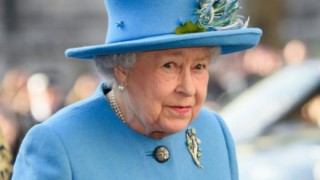Elmarasztalták a Sunt a királynő Brexit-pártiságát sugalló szalagcíméért