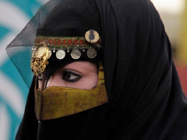 Szaúdi nőknek korbács és börtön járhat, ha belenéznek férjük mobiljába