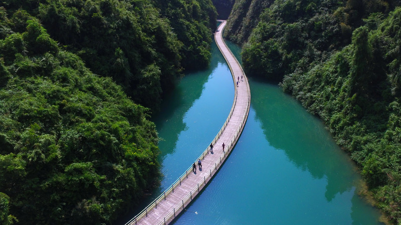 Hosszában építettek hidat egy kínai folyón