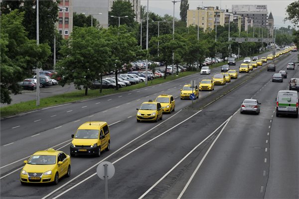 A forgalomlassítások beszüntetését kéri a taxisok szakszervezete