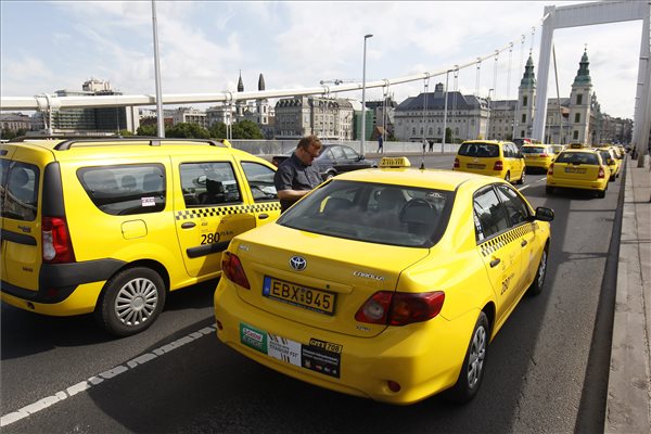 Véget ért a taxisok demonstrációja az Erzsébet hídon