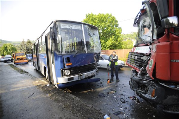 Busz, kukásautó és személyautó ütközött a fővárosban, heten megsérültek (2. rész)