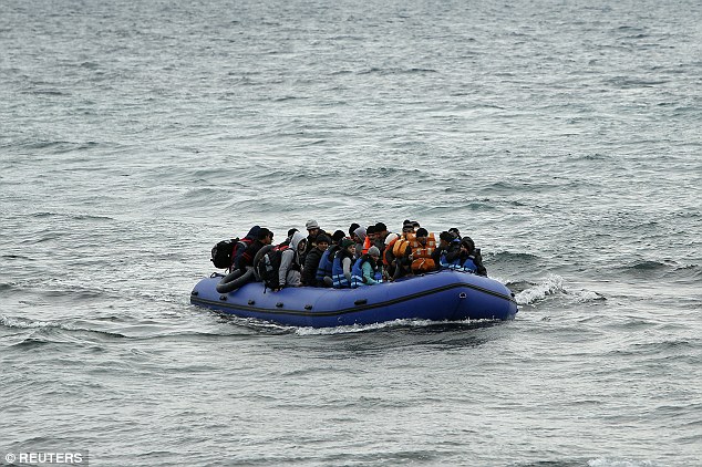 A La Manche-csatornából mentettek ki csónakon átkelni próbáló migránsokat