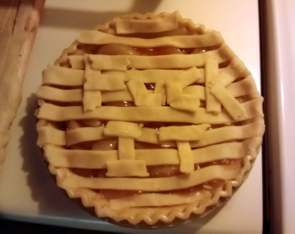 Megkértem a férjem, hogy fejezze be az almás pitét.