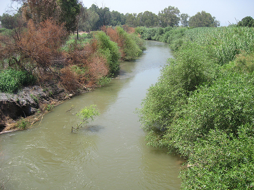 Felszedik az aknákat Jézus megkeresztelésének helyén a Jordán folyó partjánál