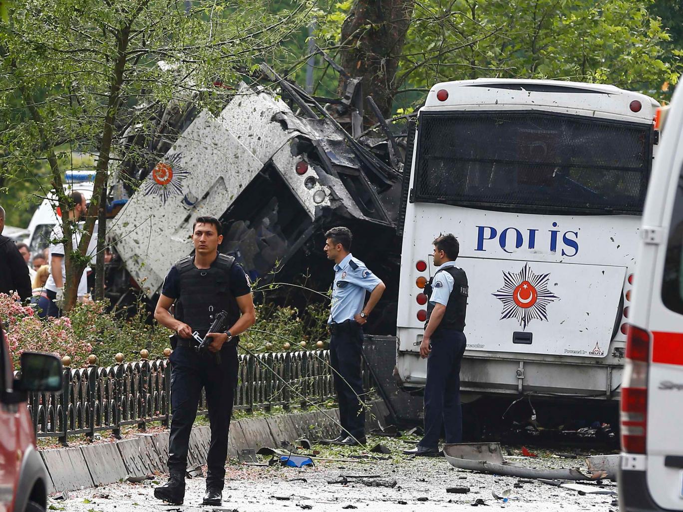 Több mint tíz halálos áldozata van az isztambuli pokolgépes merényletnek, köztük civilek