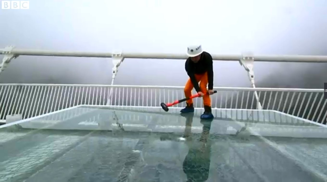 Kína legnagyobb üveghídjának járó elemét kalapáccsal tesztelték! - videó