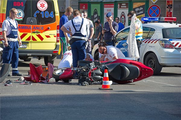 Balesetben meghalt egy motoros a budapesti Blaha Lujza tér közelében