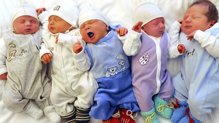 Newborn babies are pictured at the university hospital of Leipzig, eastern Germany, on January 2, 2012. In the year 2011, more than 2100 babies were born at the hospital. AFP PHOTO / WALTRAUD GRUBITZSCH GERMANY OUT