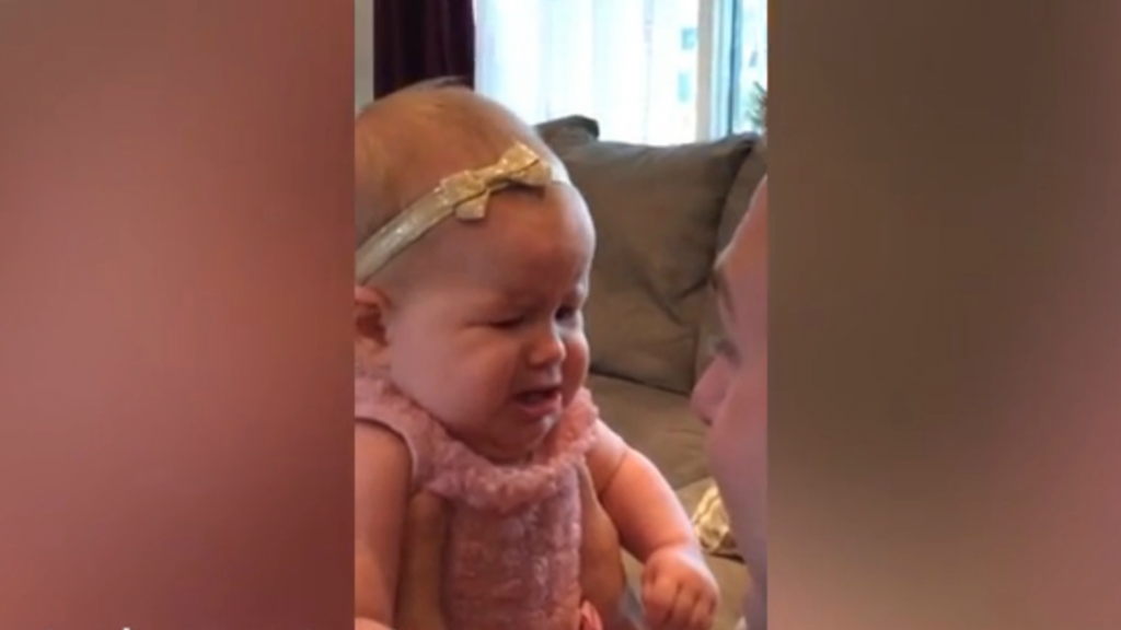 Így reagált a 9 hónapos baba, mikor meglátta apukáját szakáll nélkül - videó