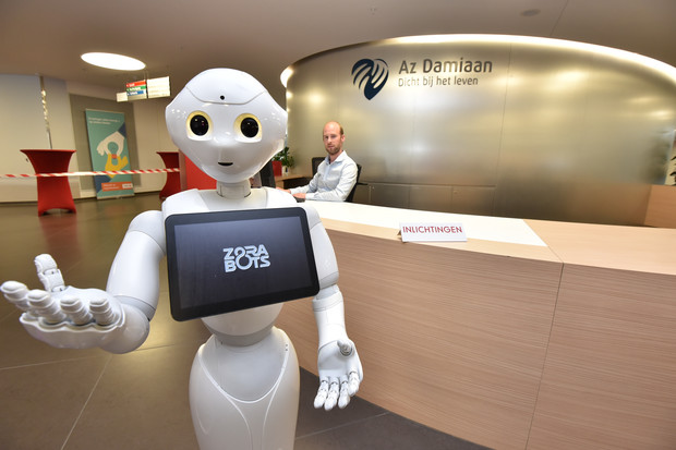 Humanoid robot kísérgeti a betegeket két belgiumi kórházban - videó