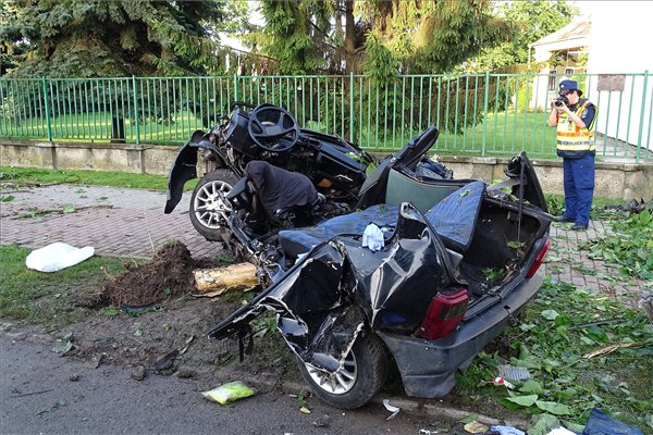 Autóbalesetben egy ember meghalt, ketten súlyosan megsérültek Sarkadon