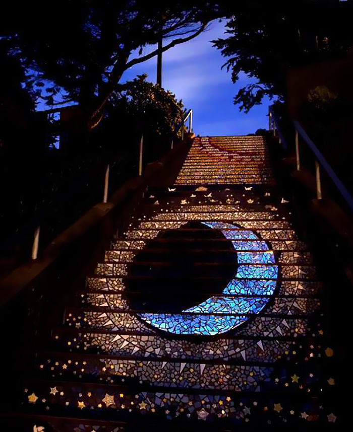 Gyönyörű, holdfényt visszatükröző lépcsők San Franciscóban