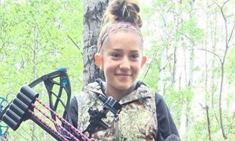 Közellenség lett a halott medve mellett fegyverrel pózoló 12 éves kislány