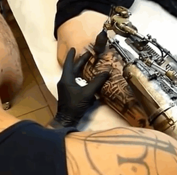 prosthetic-arm-tattoo-artist-jc-sheitan-tenet-jl-gonzal-1 (1)
