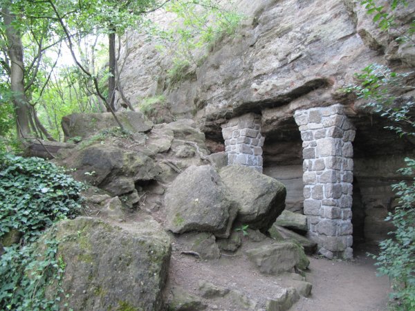 Fedezd fel te is a Tihanyi-apátság több száz éves barlanglakásait