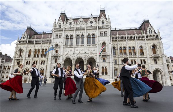 Köz-tánc címmel táncház a Parlament előtt