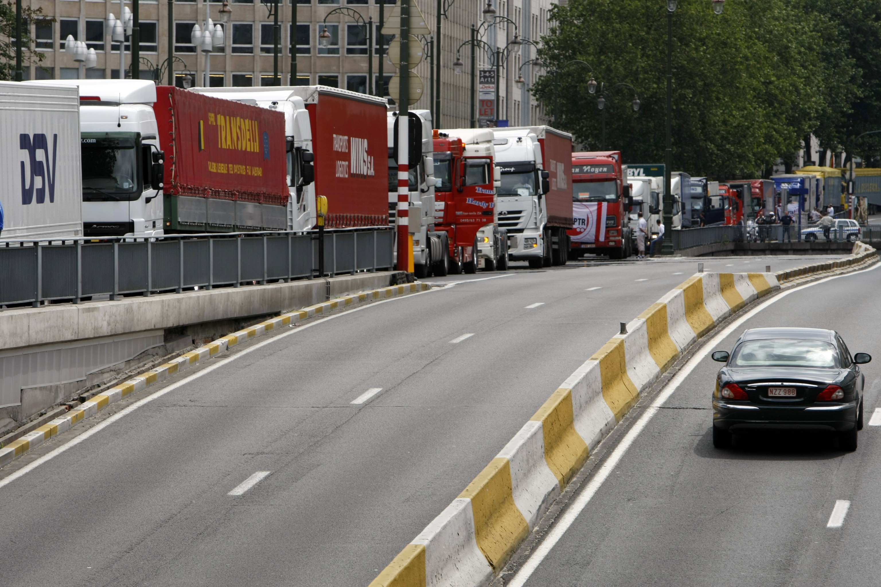 A szabad munkaerő-áramlás korlátozása ellen tüntetnek a közúti fuvarozók Brüsszelben
