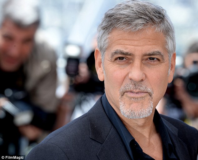 George Clooney olaszországi luxusvilláját körbevették a migránsok - videó