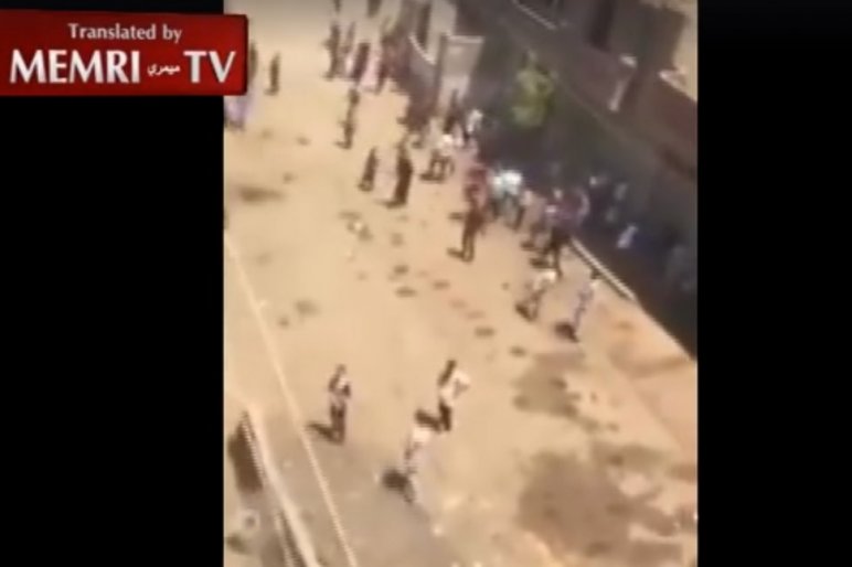 Muszlim horda rontott egy házra, mert azt hitték, hogy keresztény templom – videó