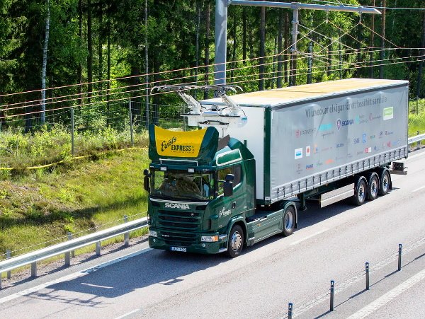 Felsővezetékes kamionokat tesztel Svédország - videó