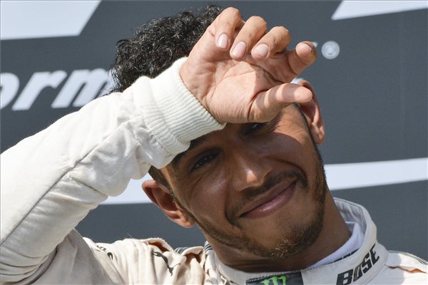 Hamilton nyert, rekordot döntött, és vezet az összetettben - végeredmény