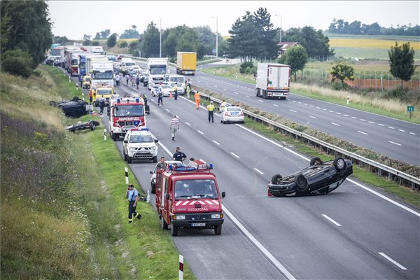 Egy svájci autó vezetője és utasa vesztette életét az M1-es autópályán Tatánál