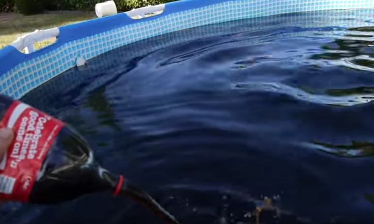 Kólával töltötte fel medencéjét, jéggel és mentolos cukorral dobta fel - videó