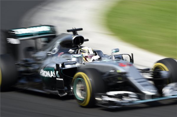 Hamilton nyert, rekordot döntött, és vezet az összetettben
