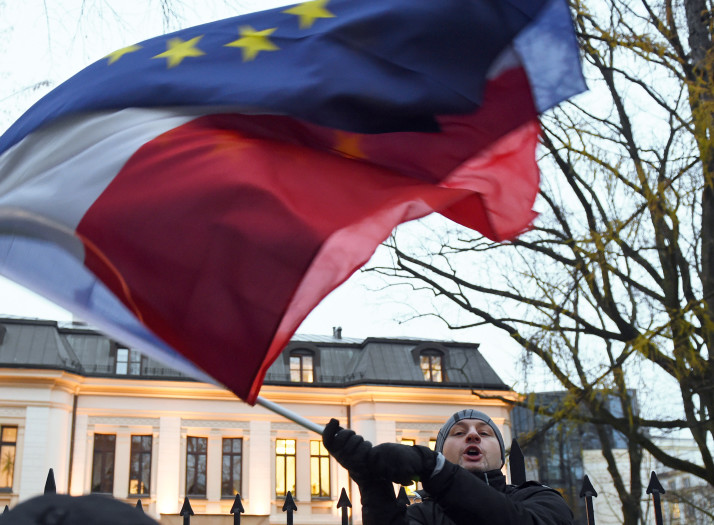 Brüsszel megindítja Lengyelországgal szemben a jogállamisági mechanizmus második szakaszát