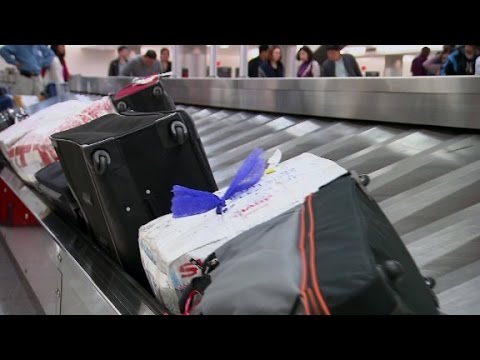 Rázós procedúrán mennek át a bőröndök a reptereken - videó