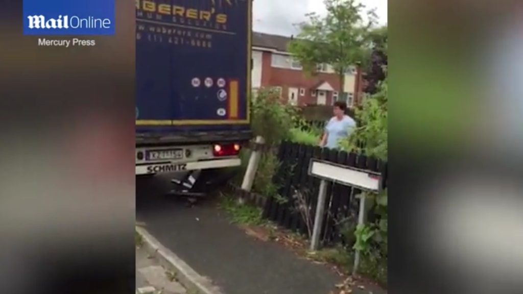 Magyar kamionos tarolt le Angliában egy kerítést
