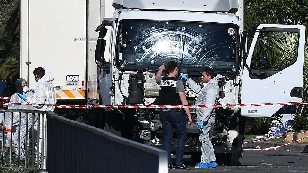 Bábuként ütötte el az embereket kamionjával a nizzai mészáros - fotók 18+