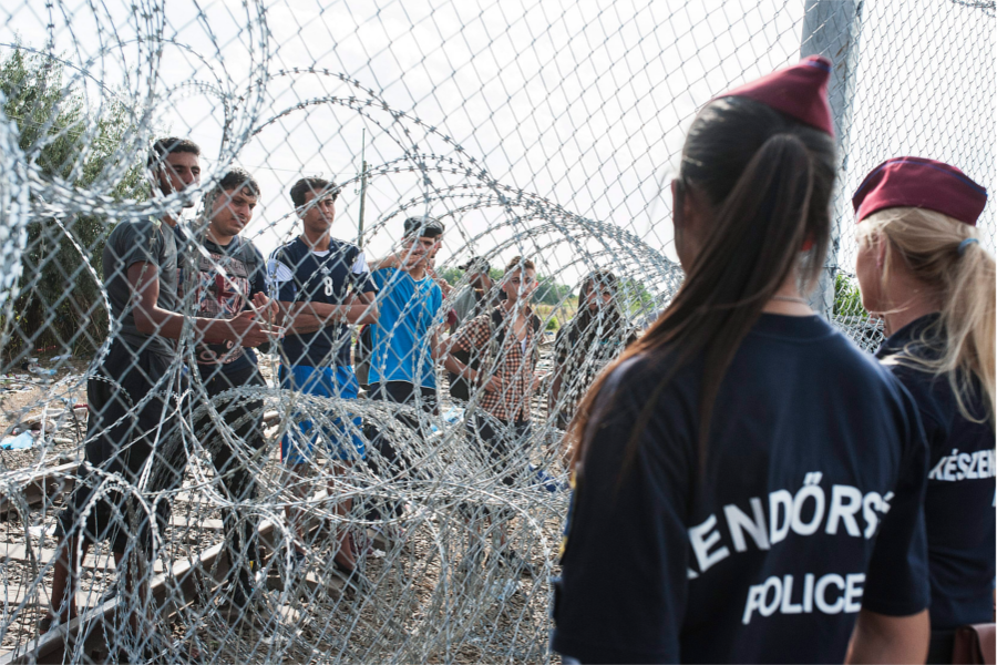 Rendőrnő állkapcsát törték el a bevándorlók a déli határszakaszon – hírzárlat