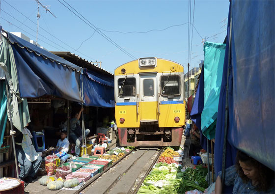 Maeklong Railway Market - vasúti sín keresztezi a thai piacot
