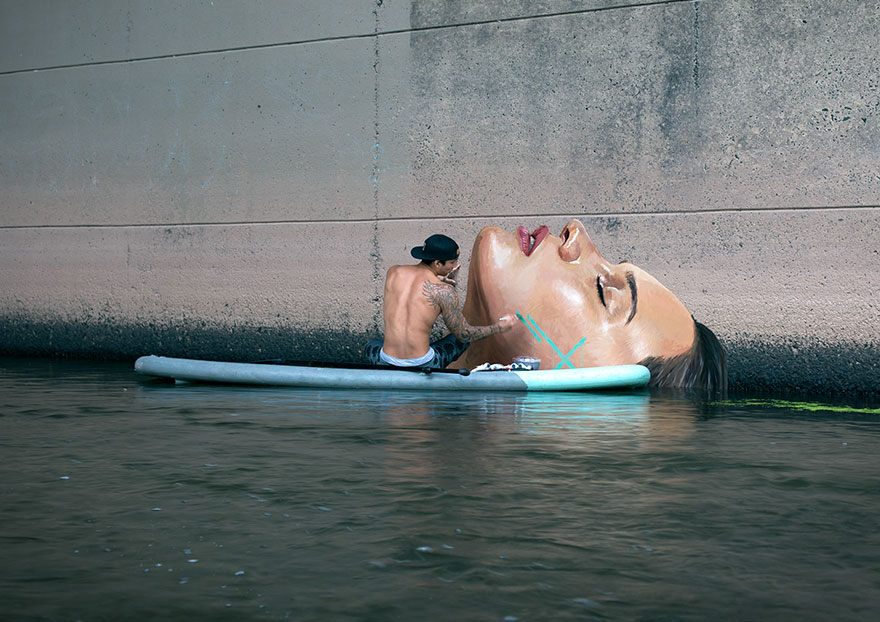 Egy művész, aki a tengerparti falakra fest szörfdeszkáján