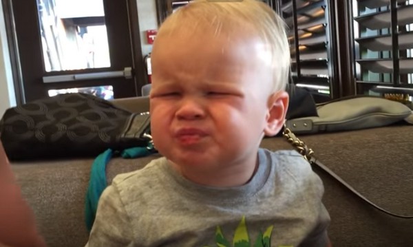 Kisfiú, aki nem bírja abbahagyni a savanyú áfonya majszolását- videó a vicces arckifejezéseiről