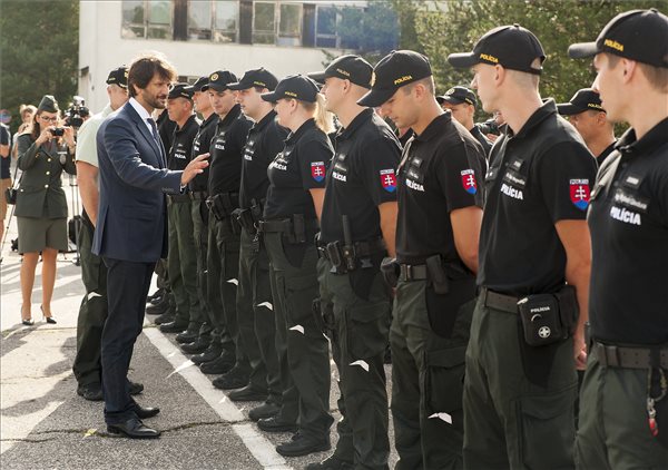 Megérkezett Budapestre a segítségül küldött 25 szlovák rendőr