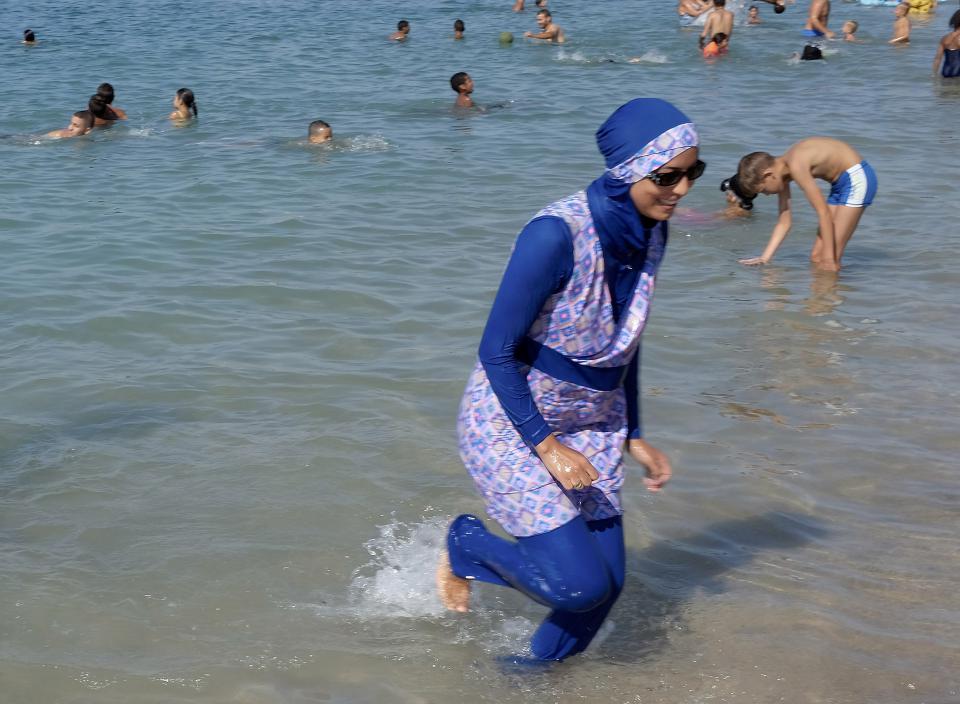 Burkinis nők és szigonypuskás férjeik miatt tört ki pánik Splitben