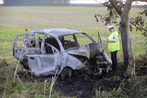 Kiégett egy személygépkocsi, a sofőr meghalt