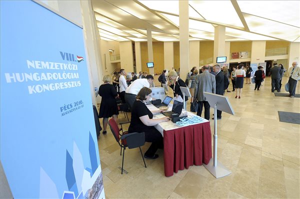 Megkezdődött a hatnapos nemzetközi konferencia Pécsen