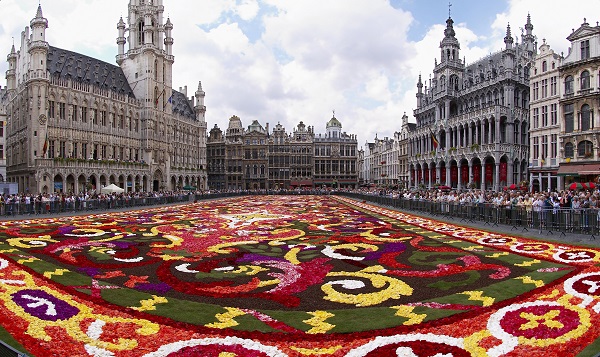 Ismét virágszőnyeggel borították be Brüsszel főterét