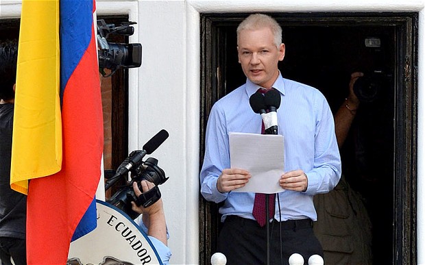 Ecuador engedélyt adott, hogy svéd ügyészek kihallgathassák Julian Assange-t