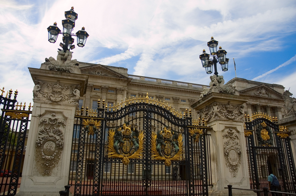 Átmászott egy férfi a Buckingham-palota kerítésén, őrizetbe vették