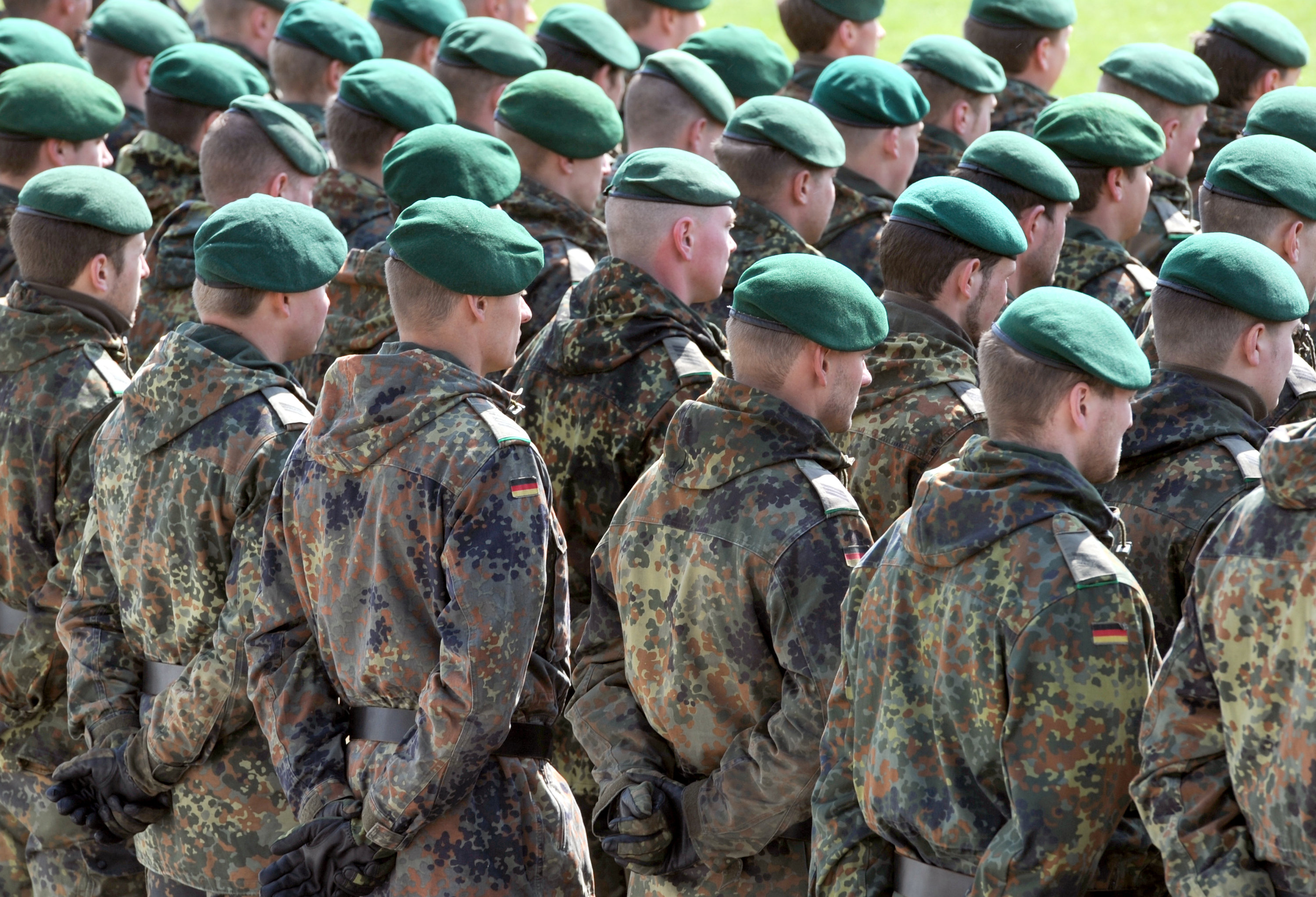 Németországban nemzetbiztonsági átvilágítás alá veszik a katonasághoz jelentkező embereket