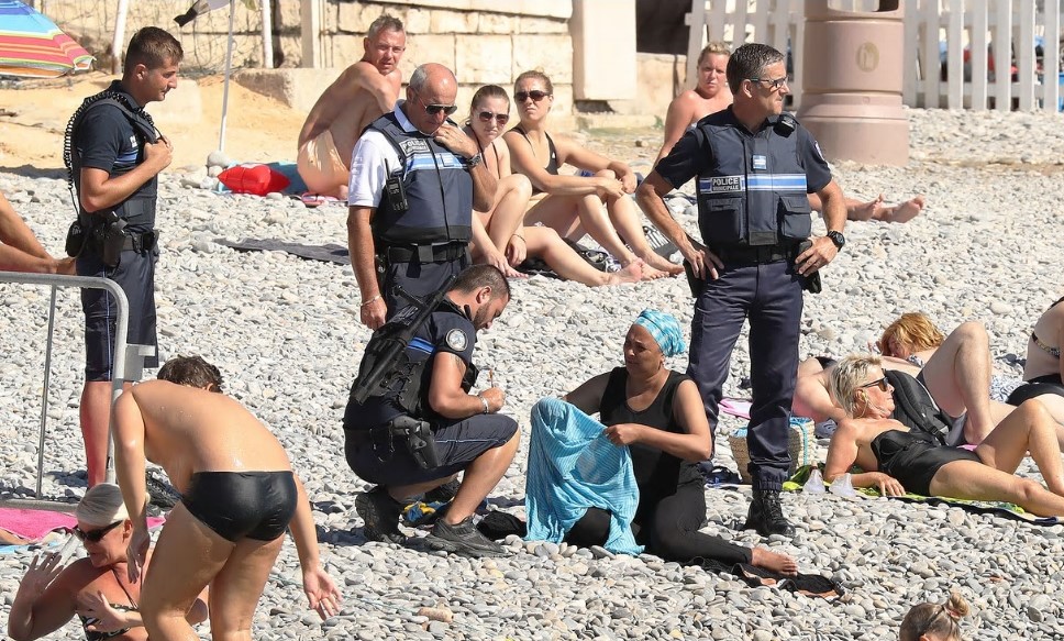 Burkinis muszlim nőt vetkőztettek le a rendőrök a francia tengerparton