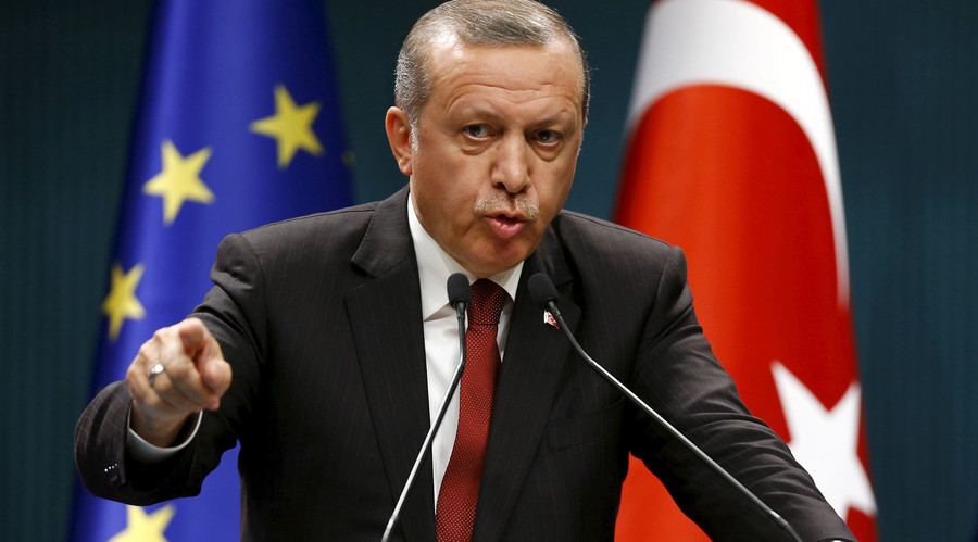 Erdogan menekültek özönével zsarolja Európát – képek a puccskísérlet utáni tüntetésről