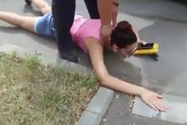Kommandósok vitték a földre a lányt, aztán váratlan dolog történt - videó