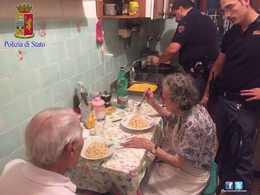 Szomorú házaspárnak főztek vacsorát a rendőrök
